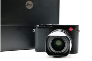Leica Q2 + half case