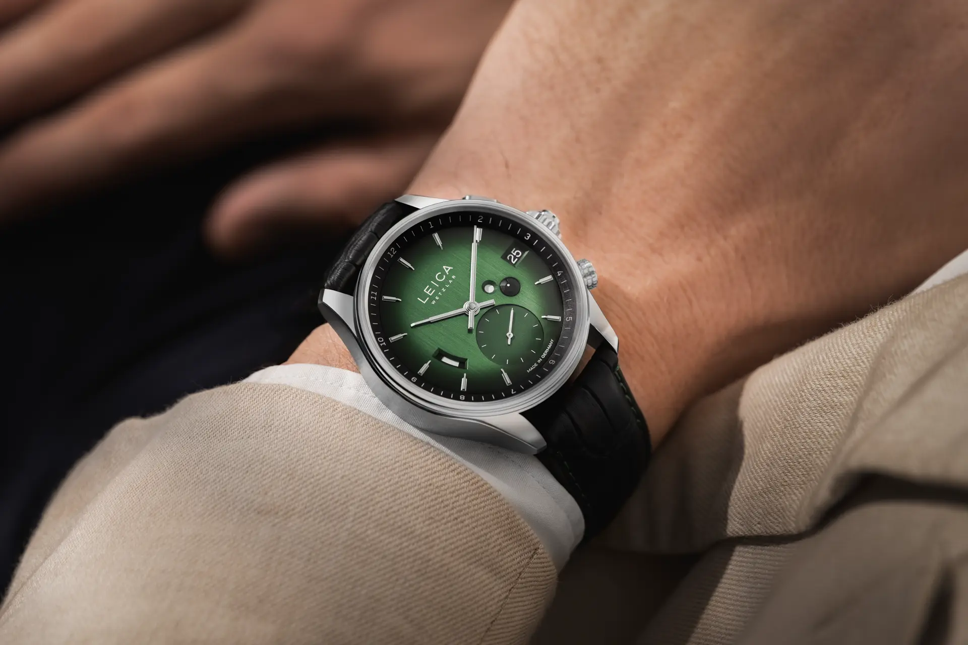 2_LEICA_Watch_Webseite_ProductPage_ZM1UrbanGreen_CopyImageModul1_Form-Funktion_02